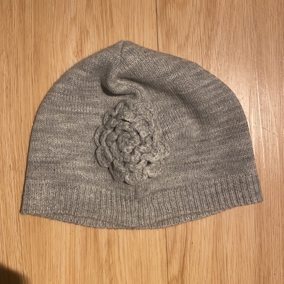 Cute beenie with flower - Picture 2 of 5